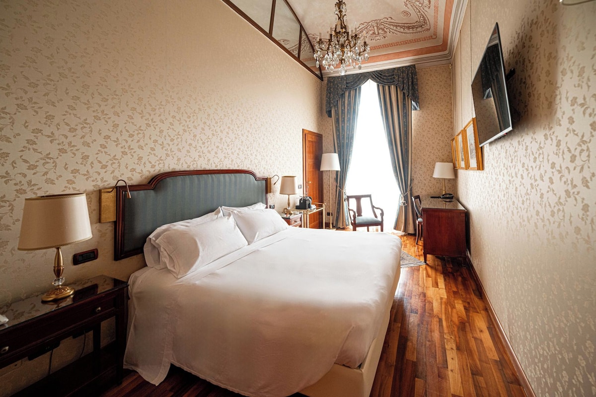 Premium bedding, minibar, in-room safe, desk