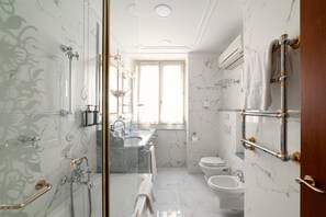 Superior Room | Bagno | Vasca da bagno a immersione totale, soffione a pioggia, asciugacapelli