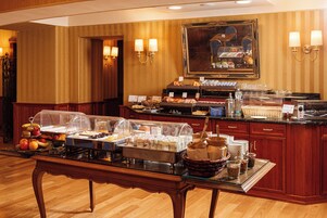 Café da manhã com buffet todos os dias (EUR 13 por pessoa) 