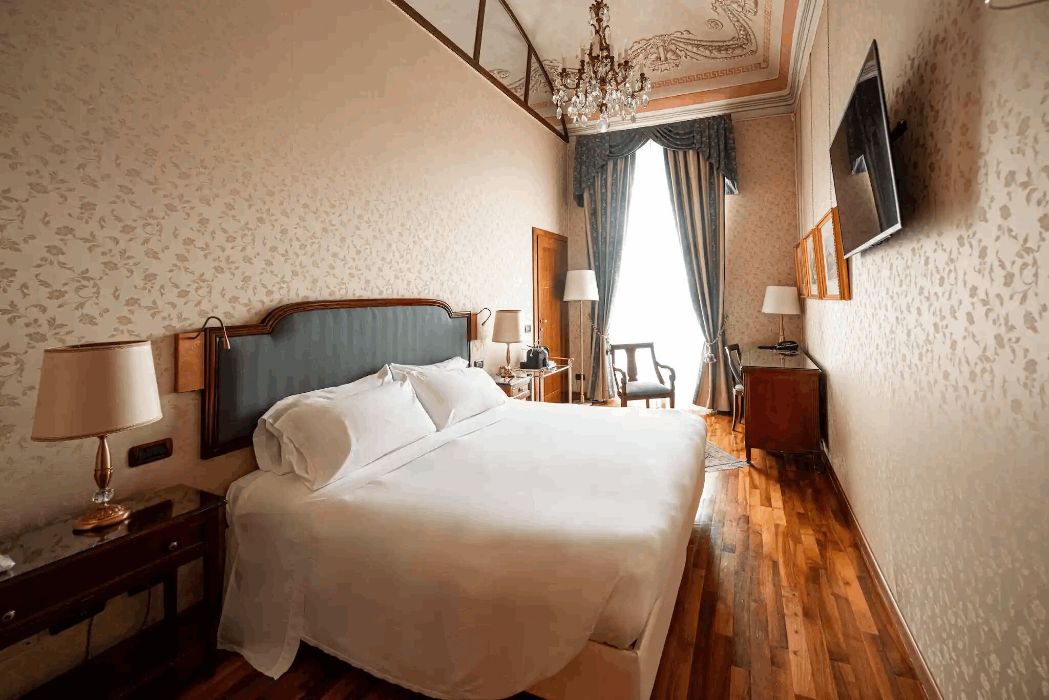 Familiekamer | Luxe beddengoed, een minibar, een kluis op de kamer, een bureau