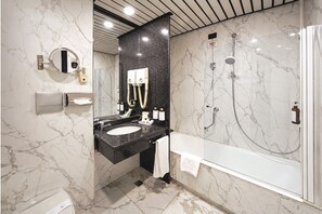Baignoire relaxante profonde, douche à « effet pluie », sèche-cheveux