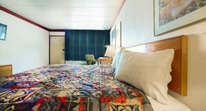 Standard Room, 1 King Bed, Smoking | Bathroom