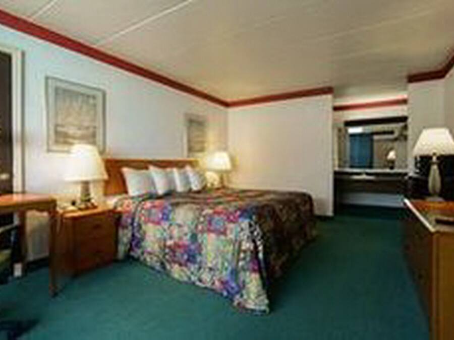 Standard Room, 1 Katil Raja (King), Non Smoking | Meja, Wi-fi percuma, cadar katil