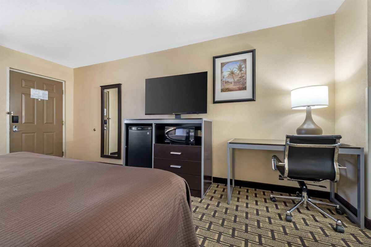 Standard Room, 1 King Bed, Accessible, Refrigerator & Microwave | Desk, laptop workspace, blackout drapes, iron/ironing board (on request)