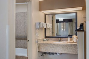 Standard Room, 1 King Bed, Non Smoking, Jetted Tub | Bathroom | Eco-friendly toiletries, hair dryer, towels, soap