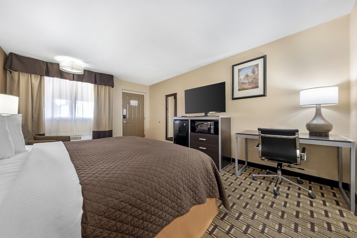 Standard Room, 1 King Bed, Non Smoking, Refrigerator & Microwave | Desk, laptop workspace, blackout drapes, iron/ironing board (on request)