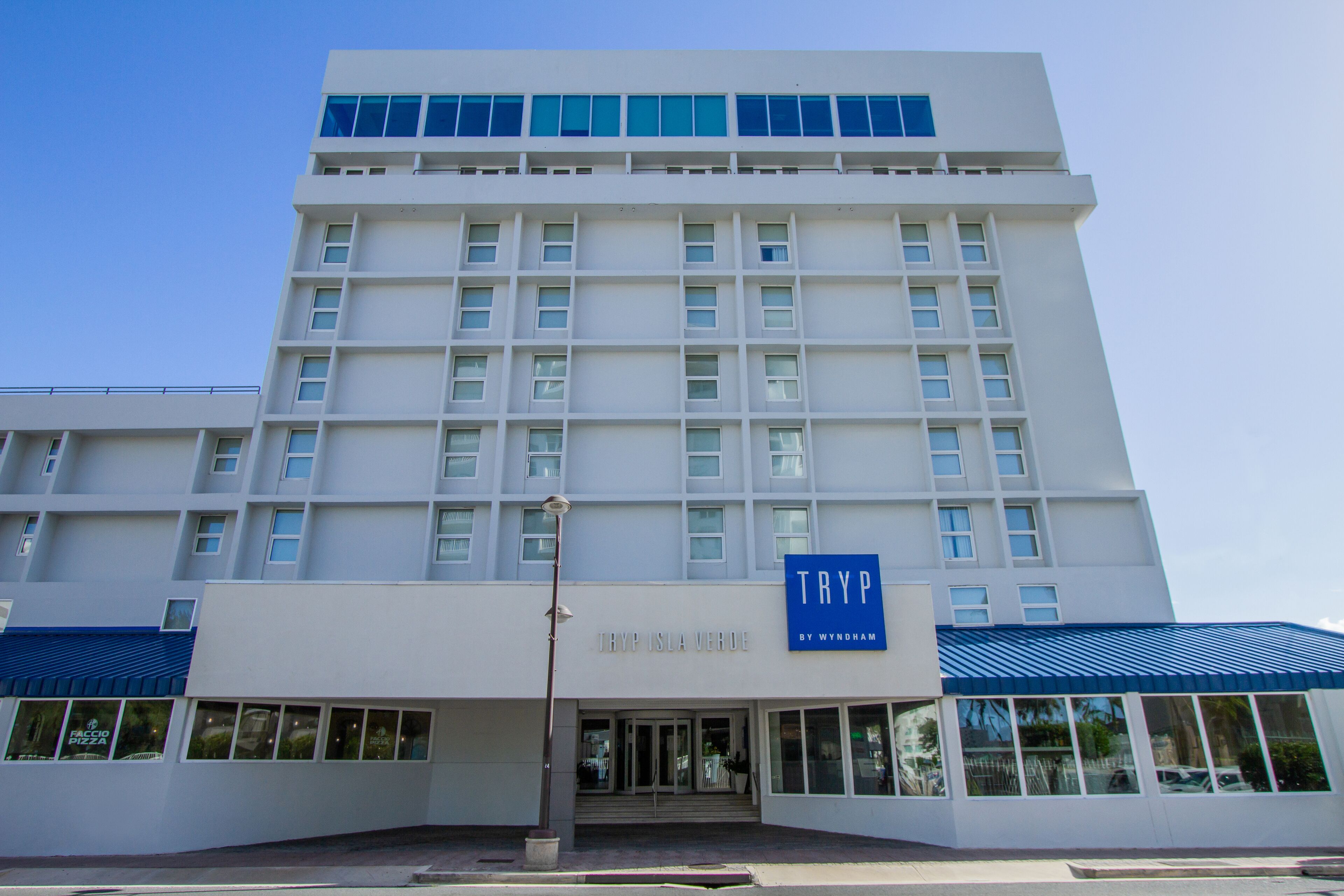 Vista frontal de la propiedad