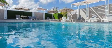 Piscine extérieure, parasols de plage, chaises longues