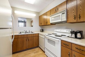Apartment, 1 King Bed, Non Smoking | Premium bedding, desk, iron/ironing board, free cribs/infant beds