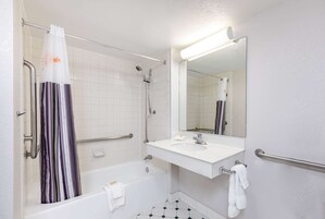 Bañera con ducha, artículos de tocador gratuitos, secador de pelo