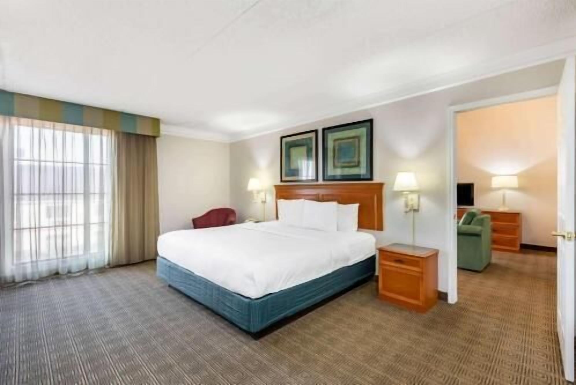 Premium bedding, desk, iron/ironing board, free cribs/infant beds