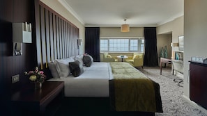 Chambre Deluxe double ou avec lits jumeaux, vue sur l’océan | Literie de qualité, coffre-fort pour ordinateur portable, décor unique