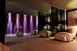 Parihoitohuone(ita), sauna, poreallas, höyrysauna, vartalohoitoja