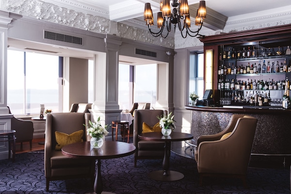 Vistas para a praia, serve almoço e jantar