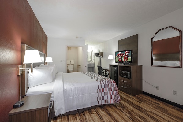 In-room safe, desk, free cribs/infant beds, rollaway beds - Red Roof Inn Edgewood (Edgewood)