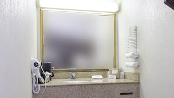 Combined shower/bathtub, hair dryer, towels