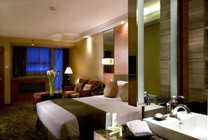 Down duvets, minibar, in-room safe, desk - Jianguo Hotel Beijing (Beijing)