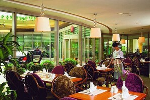 Daily buffet breakfast (CNY 182 per person) - Jianguo Hotel Beijing (Beijing)