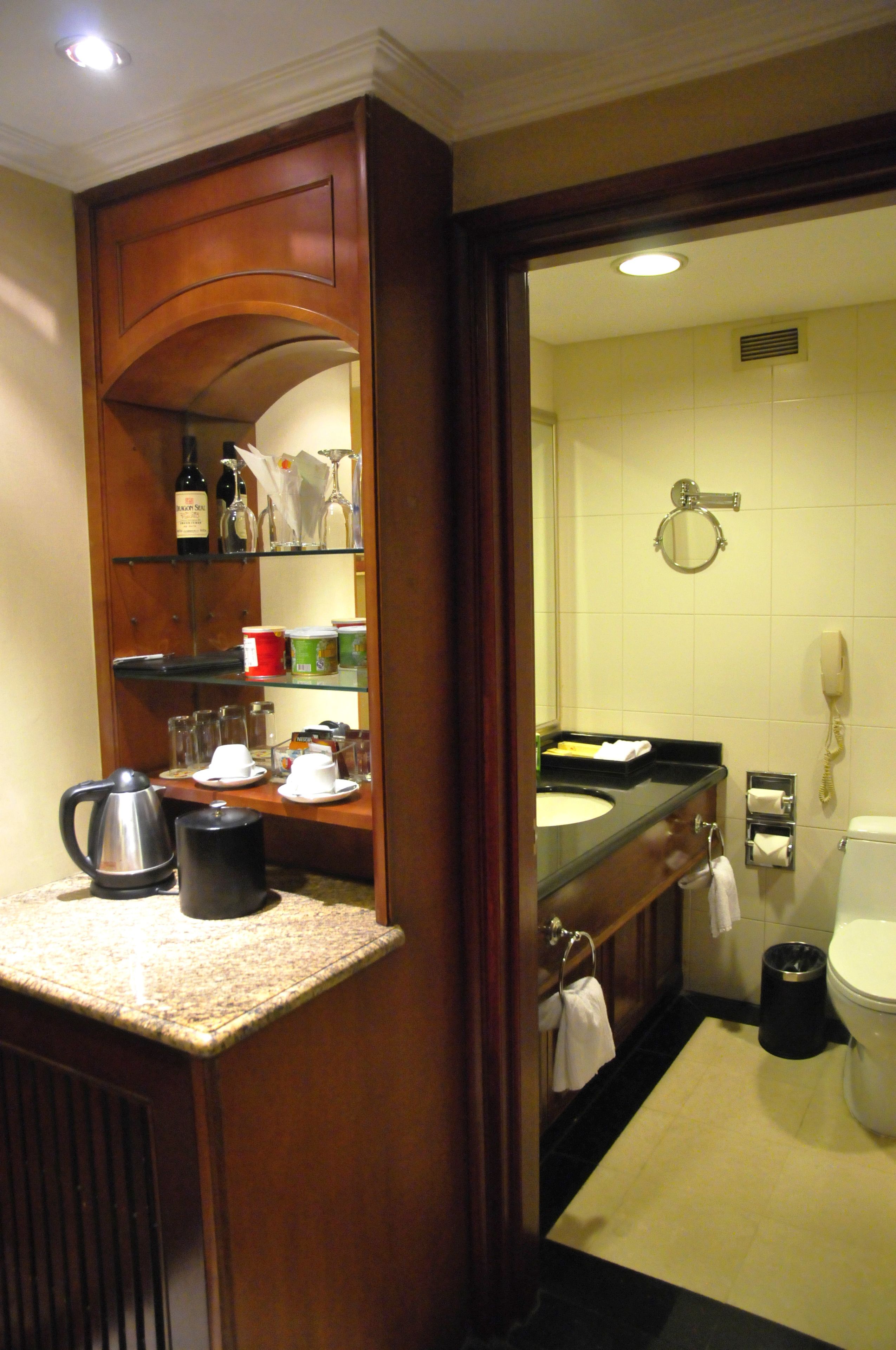 standard king bed room | down duvets, minibar, in-room safe, desk