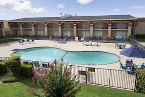 Piscine extérieure en saison, chaises longues