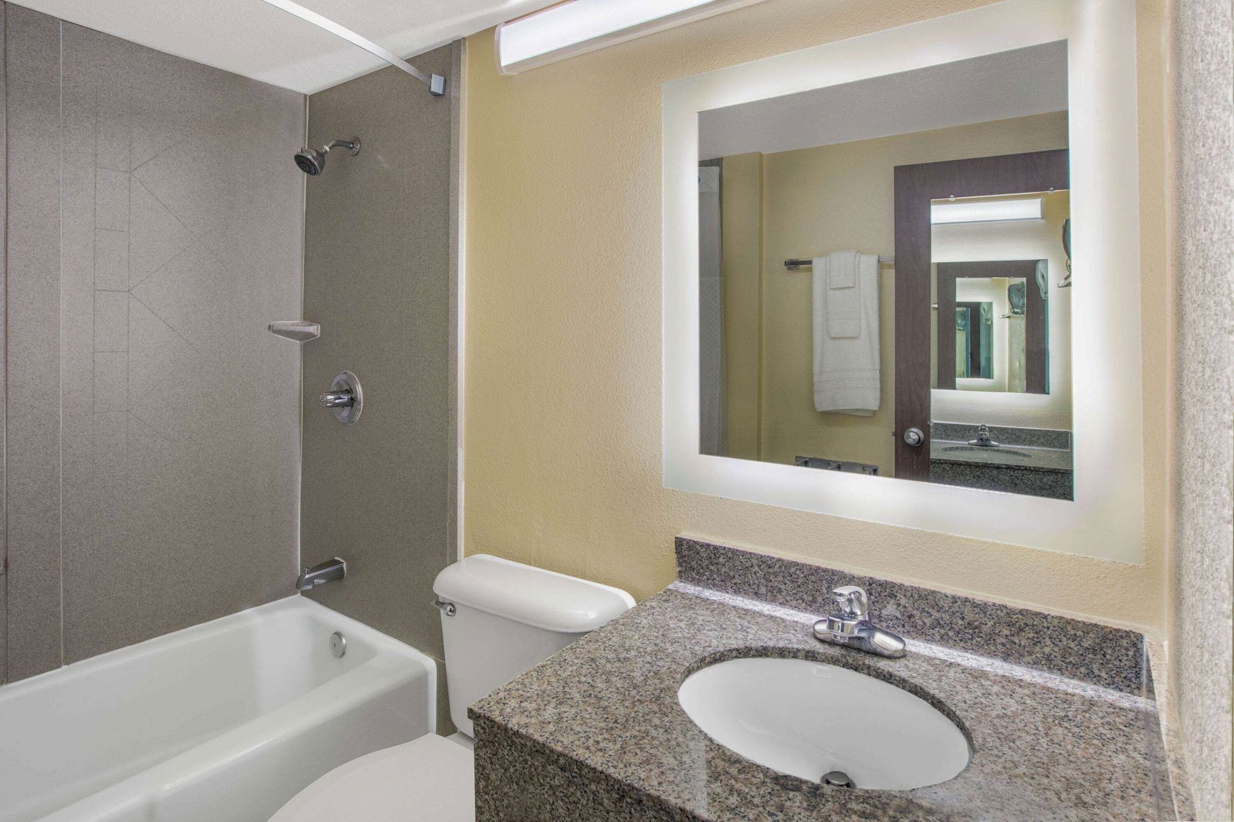 Bathroom | Combined shower/tub, eco-friendly toiletries, hair dryer, towels