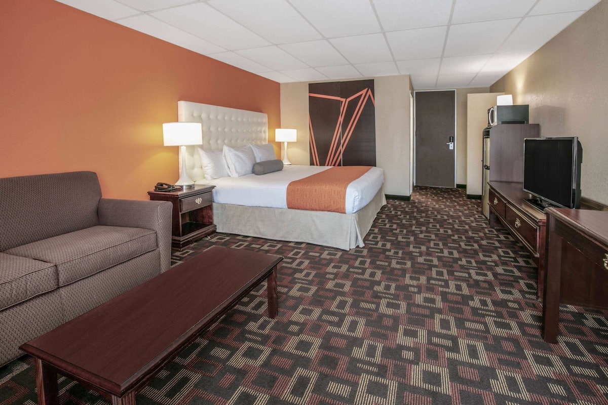 Studio Suite, 1 King Bed, Non Smoking | Premium bedding, in-room safe, blackout drapes, iron/ironing board