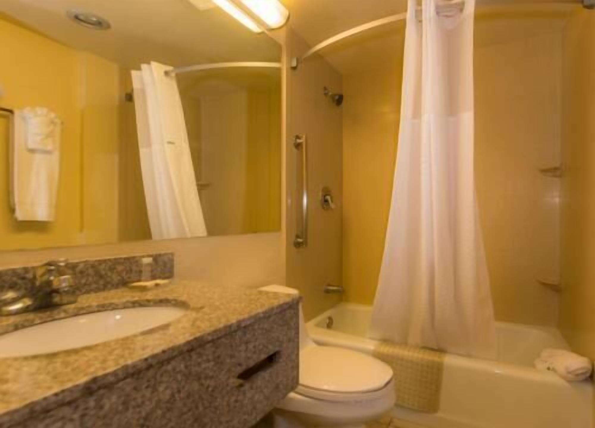 Bathroom | Combined shower/tub, eco-friendly toiletries, hair dryer, towels