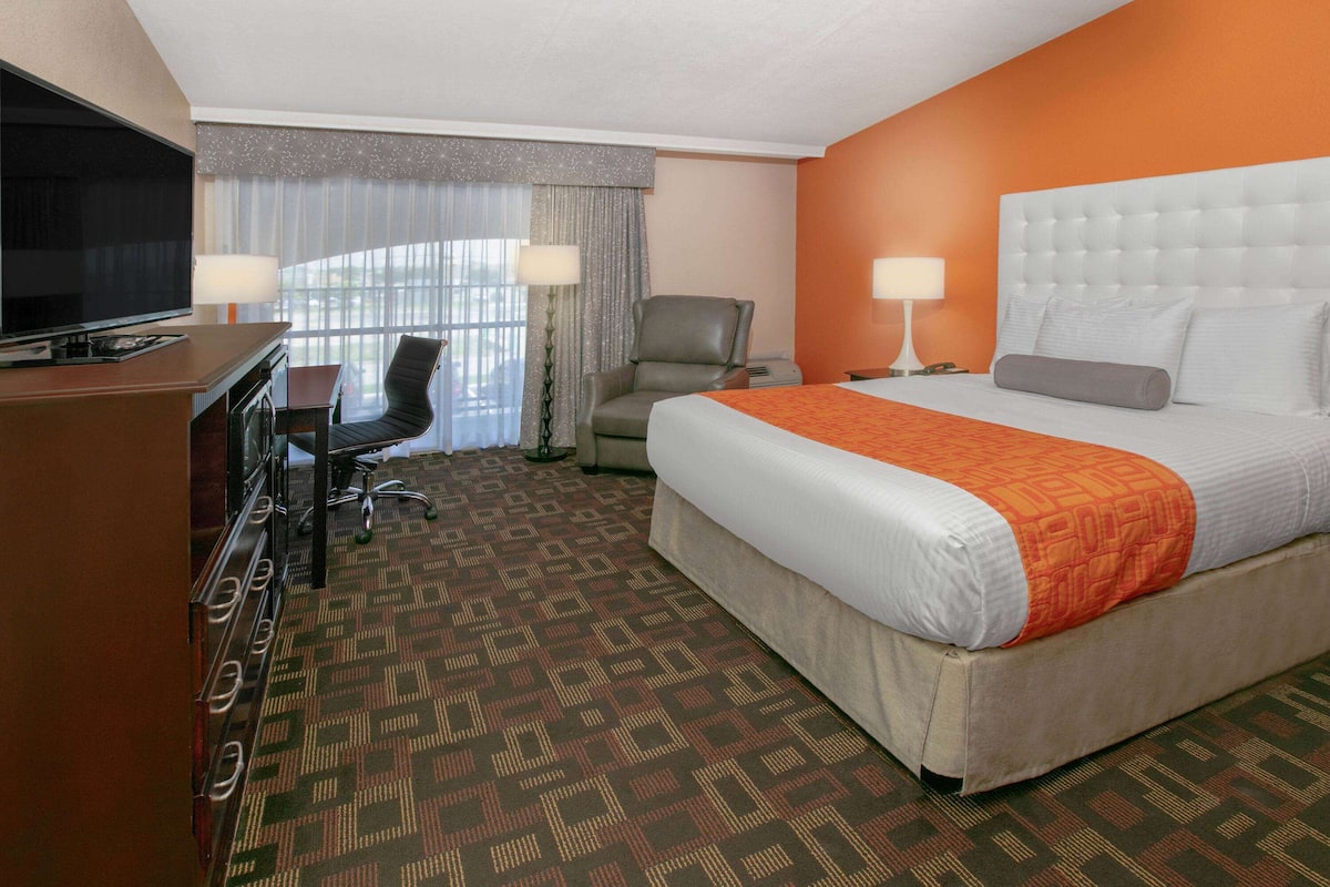 Premium bedding, in-room safe, blackout drapes, iron/ironing board