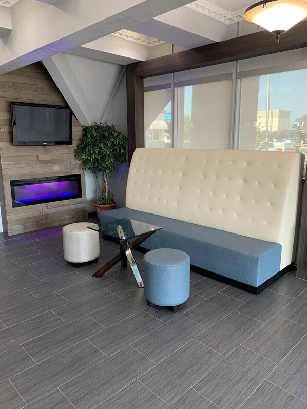 Lobby sitting area - Howard Johnson by Wyndham Oklahoma City Airport/ Fairgrounds (Oklahoma City)