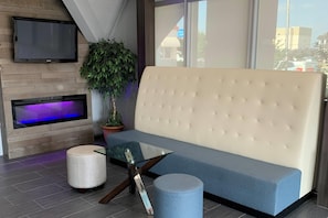 Lobby - Howard Johnson by Wyndham Oklahoma City Airport/ Fairgrounds (Oklahoma City)