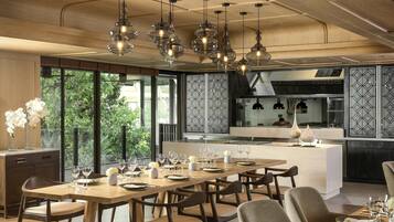 2 restaurants, breakfast, lunch, dinner served; international cuisine