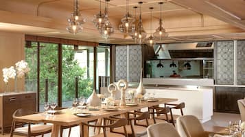 2 restaurants servant le petit déjeuner, le déjeuner et le dîner