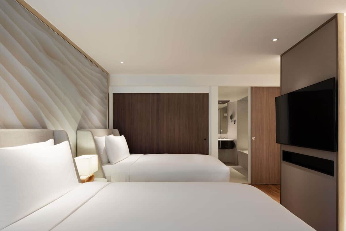 Suite Deluks, Beberapa Tempat Tidur | Seprai premium, busa memori, isi minibar gratis, dan brankas