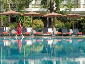 Outdoor pool, open 6:00 AM to 9:00 PM, pool umbrellas, pool loungers - Mövenpick BDMS Wellness Resort Bangkok (Bangkok)