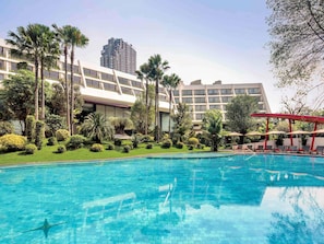 Piscine extérieure, accÚs possible de 6 h à 21 h, parasols