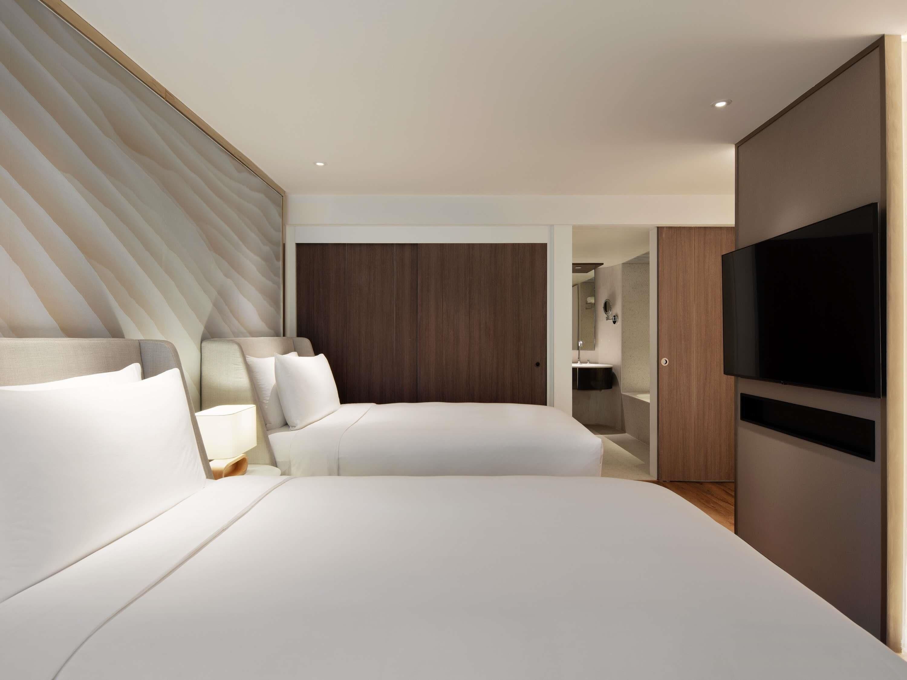 Deluxe-sviitti, useita sänkyjä | Ylelliset vuodevaatteet, memory foam -patjalliset sängyt