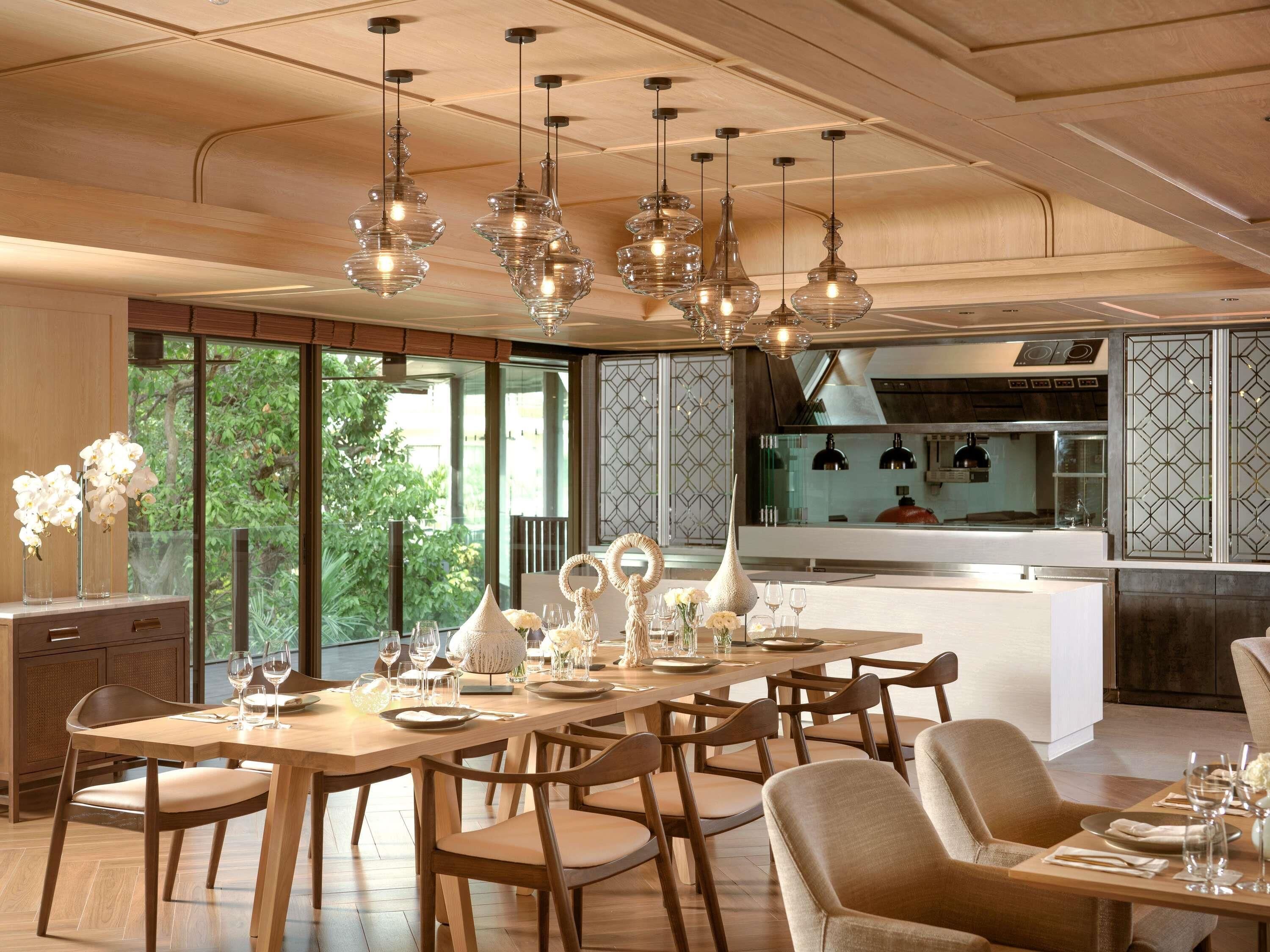 2 restaurants, breakfast, lunch, dinner served; international cuisine