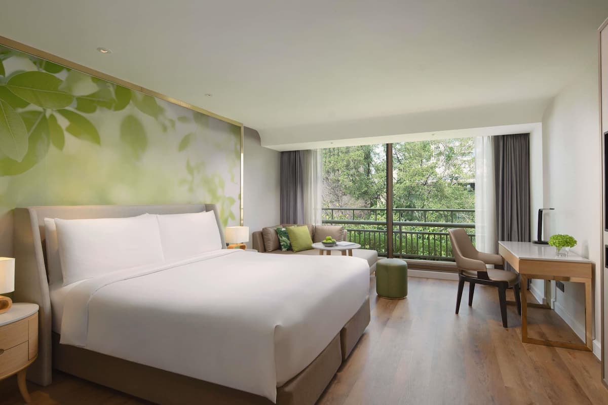 Deluxe Room, 1 King Bed | Premium bedding, memory-foam beds, free minibar items, in-room safe