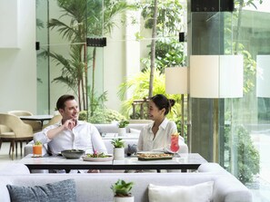 2 restaurantes: opção de café da manhã, almoço e jantar