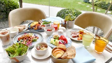 2 restaurants, breakfast, lunch, dinner served; international cuisine