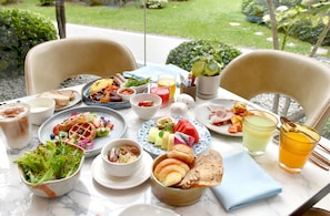 2 restaurants, breakfast, lunch, dinner served; international cuisine