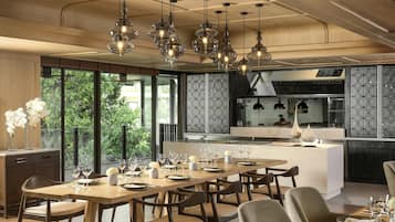 2 restaurants, breakfast, lunch, dinner served; international cuisine