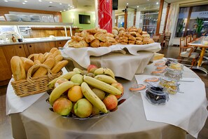 Se ofrece un desayuno bufé (11.00 EUR por persona)