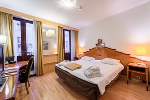 Habitación superior con 1 cama doble o 2 individuales | Escritorio