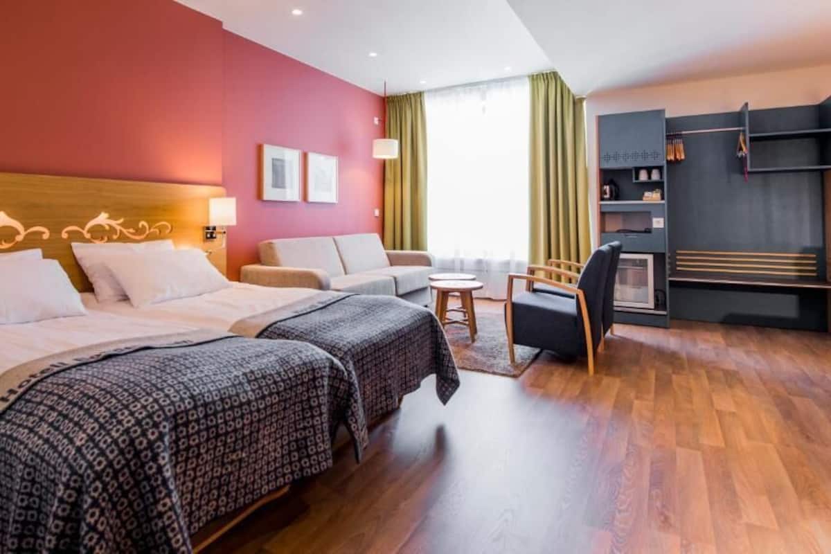 Pillowtop-patjalliset sängyt, tallelokero huoneessa, pimennysverhot