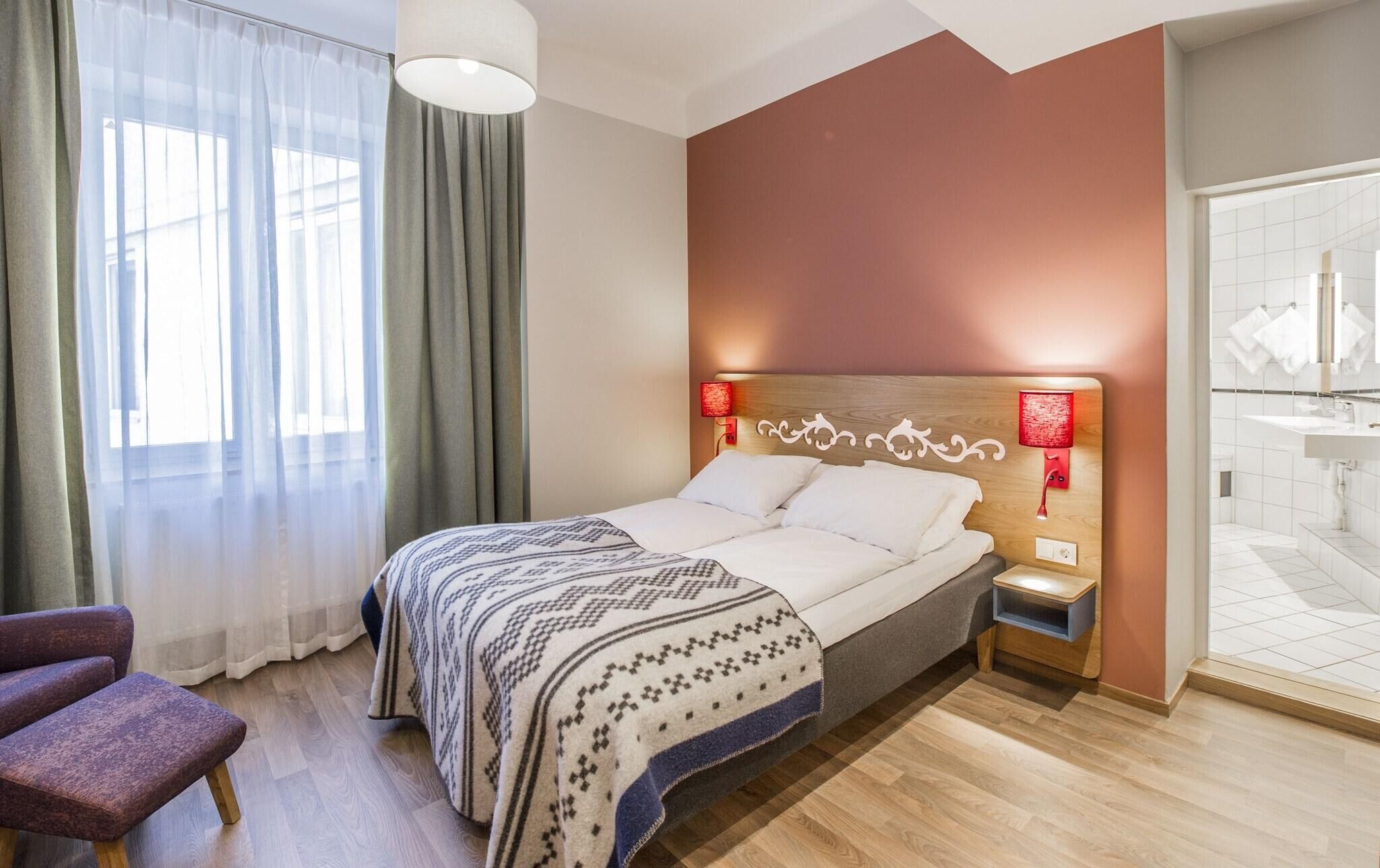 Pillowtop-Betten, Zimmersafe, Schreibtisch, Verdunkelungsvorhänge