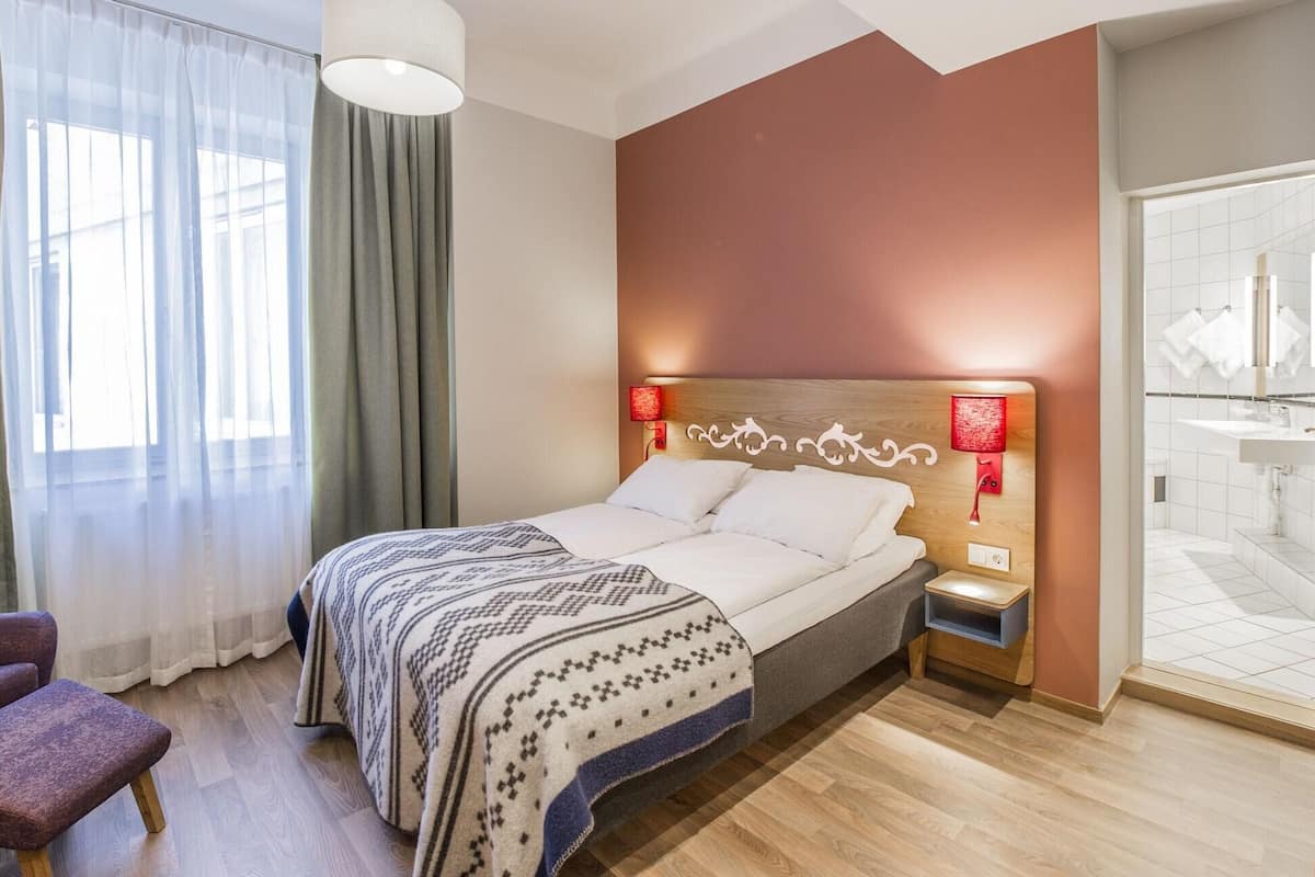 Colchones con pillow-top y caja de seguridad en la habitación