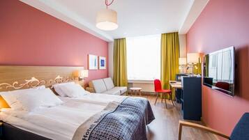 Deluxe Room | Pillowtop beds, in-room safe, desk, blackout drapes