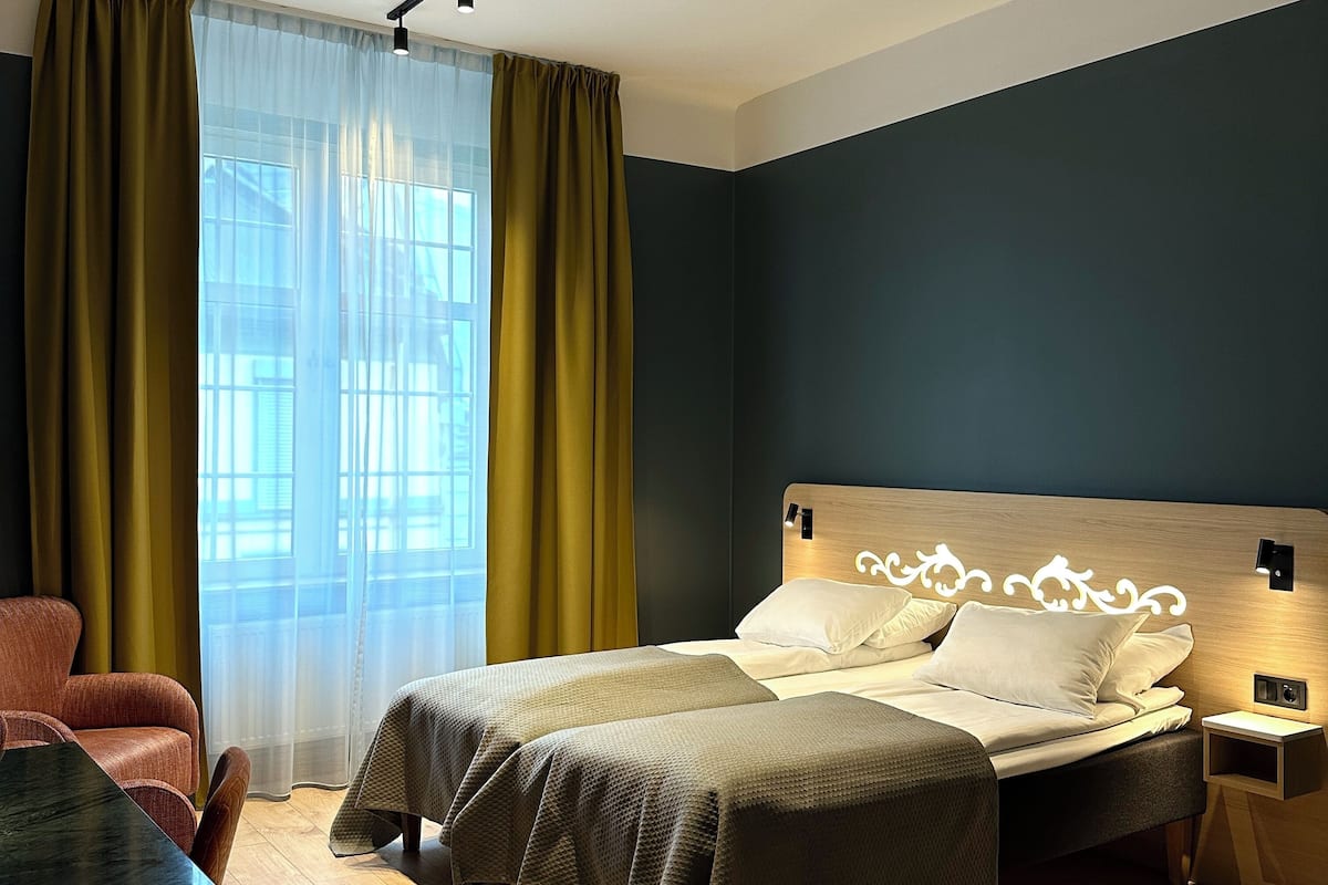 Pillowtop-patjalliset sängyt, tallelokero huoneessa, pimennysverhot