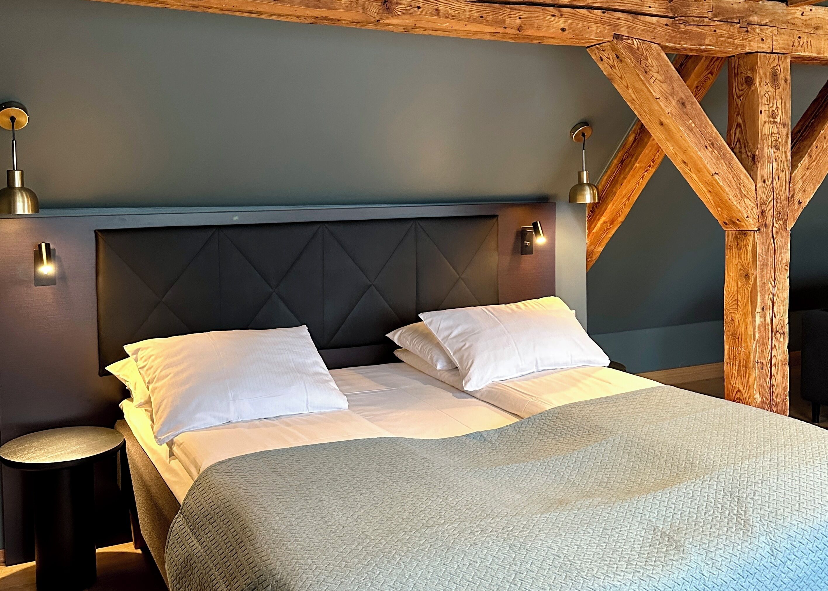 Pillowtop-patjalliset sängyt, tallelokero huoneessa, pimennysverhot